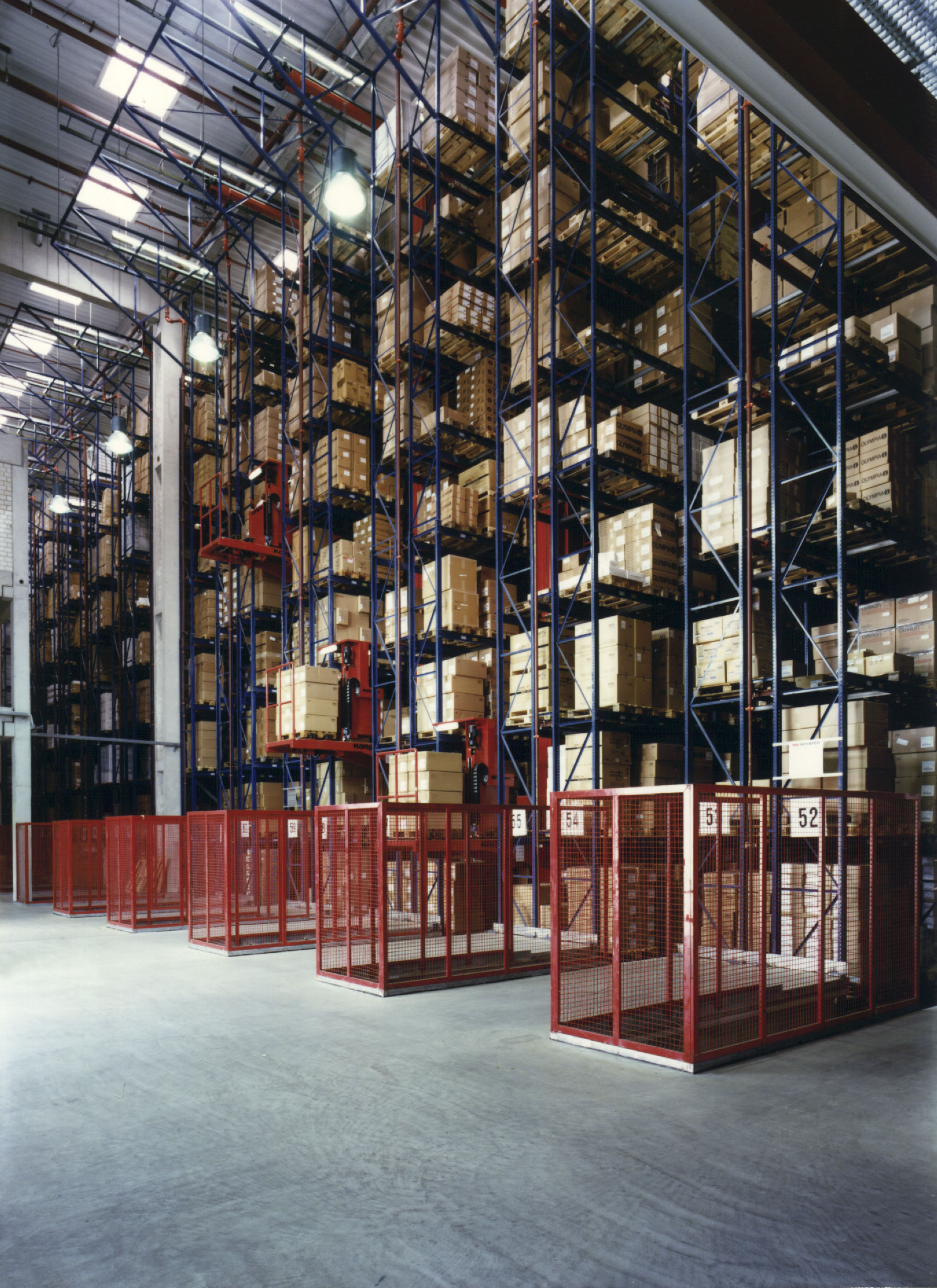 平面倉庫升級智能倉庫，是先改造貨架系統還是一步到位